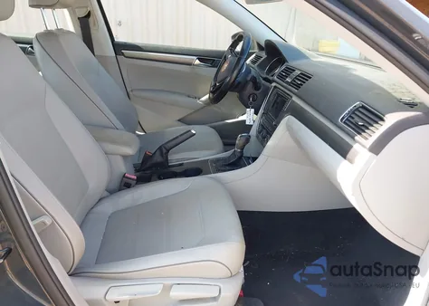 2018 Volkswagen Passat 2.0T R-Line/2.0T S z USA, uszkodzony, nr VIN 1VWAA7A32JC000176